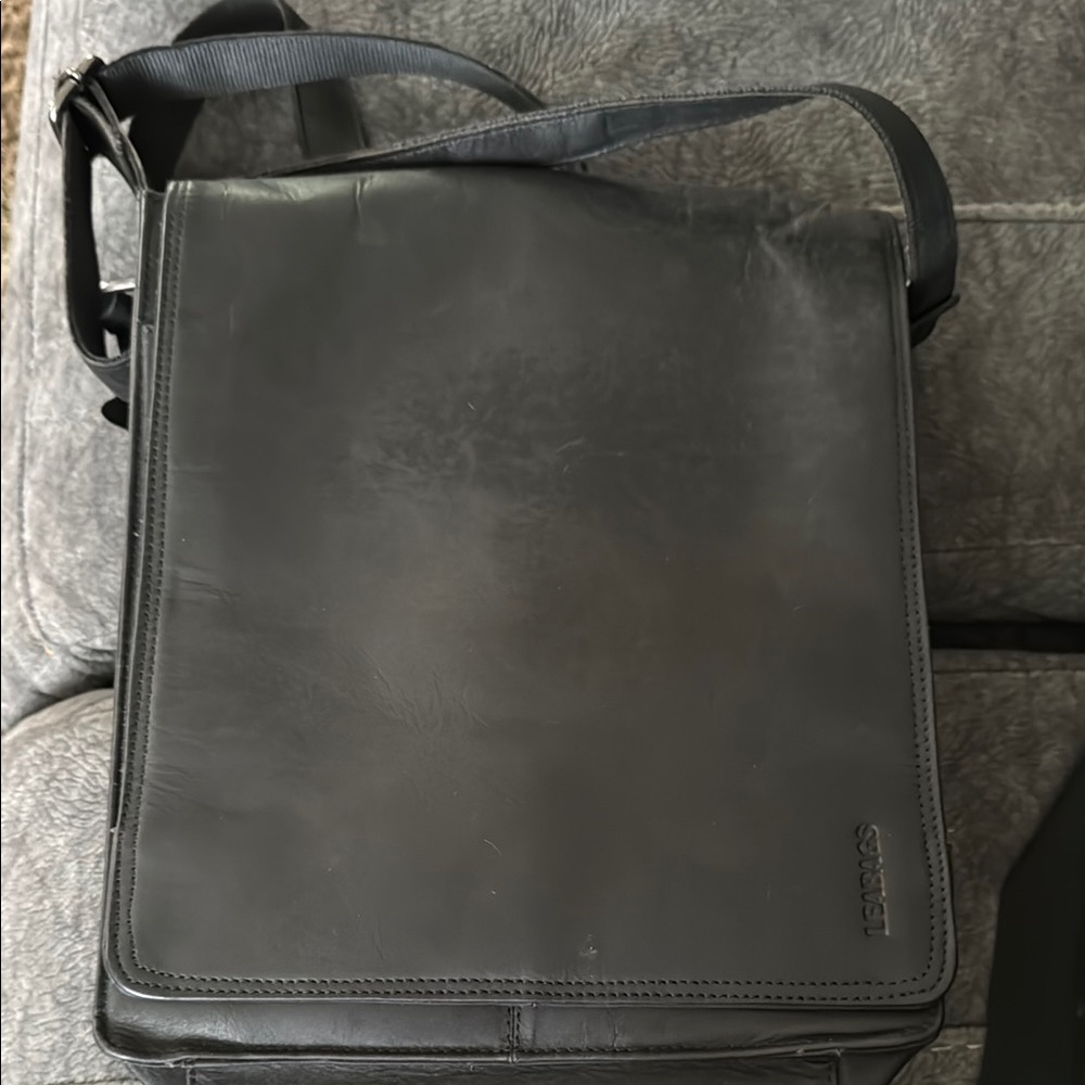 Leabags Classic Black Messenger Bag with Adjustable Strap